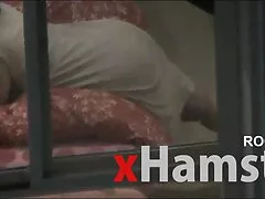 Evelin Stone berambut merah yang didorong seks mencuba perempuan bogel nampak tetek mamba hitam